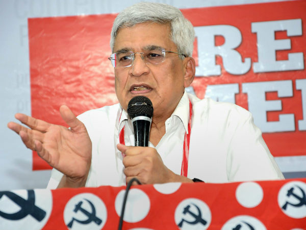 কারাট কংগ্রেসের বিরুদ্ধেও মন্তব্য করে চলেছেন 