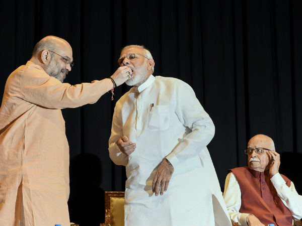 অমিত শাহের প্রশংসা আডবাণীর