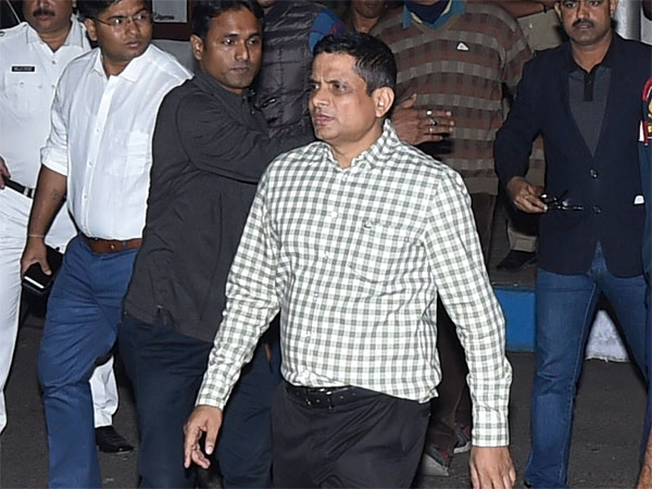 সিবিআই হানা প্রাক্তন পুলিশ কমিশনার রাজীব কুমারের বাড়িতে, হাজিরার নির্দেশ সিবিআই হানা প্রাক্তন পুলিশ কমিশনার রাজীব কুমারের বাড়িতে, হাজিরার নির্দেশ