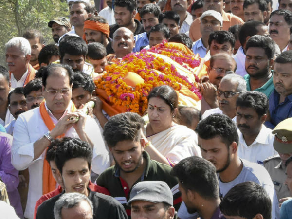 লোকসভার ফলপ্রকাশের পর গুলিতে ঝাঁঝরা প্রচারসঙ্গীর মরদেহে কাঁধ স্মৃতির, দেখুন ভিডিও লোকসভার ফলপ্রকাশের পর গুলিতে ঝাঁঝরা প্রচারসঙ্গীর মরদেহে কাঁধ স্মৃতির, দেখুন ভিডিও