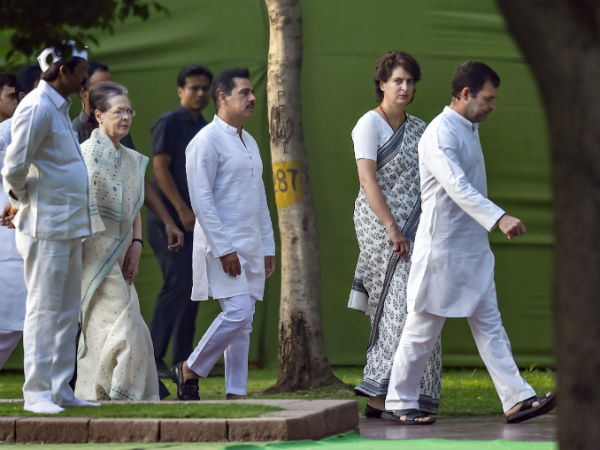 মোসাহেবরা জানেন গান্ধী পরিবার সরে গেলেই পার্টির বিপদ