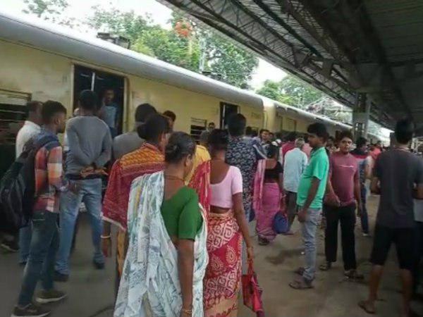 নদিয়ার বিজেপি কর্মী খুনের প্রতিবাদে ধুন্ধমার! অবরোধ শিয়ালদহ রেল শাখায় নদিয়ার বিজেপি কর্মী খুনের প্রতিবাদে ধুন্ধমার! অবরোধ শিয়ালদহ রেল শাখায়