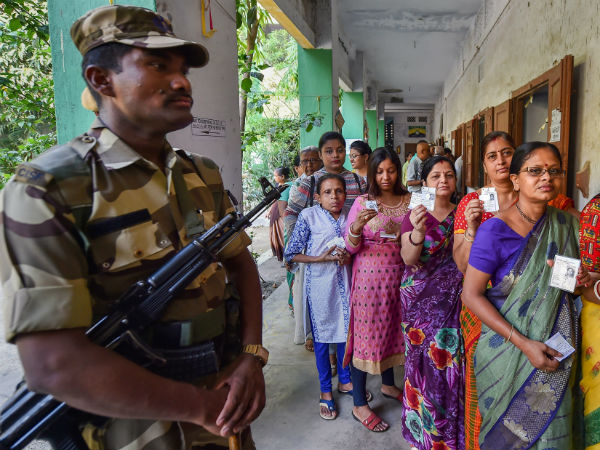 কেন্দ্রীয়বাহিনীর বিরুদ্ধে বিজেপিকে ভোট দিতে বলার অভিযোগ, চলল গুলি! রণক্ষেত্র শালবনি কেন্দ্রীয়বাহিনীর বিরুদ্ধে বিজেপিকে ভোট দিতে বলার অভিযোগ, চলল গুলি! রণক্ষেত্র শালবনি