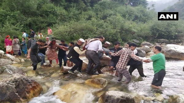 কু‌ল্লুতে ‌খাদে বাস, মৃত্যু কমপক্ষে ২৫ জনের