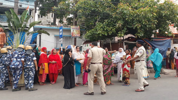 ১৪৪ ধারার মধ্যেই ভাটপাড়ায় ফের বোমা উদ্ধার! এলাকায় ক্ষোভ পুলিশকে ঘিরে ১৪৪ ধারার মধ্যেই ভাটপাড়ায় ফের বোমা উদ্ধার! এলাকায় ক্ষোভ পুলিশকে ঘিরে