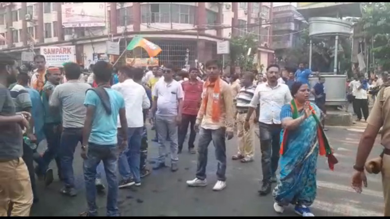 অর্ধেক রাস্তা যেতেই পুলিশের জলকামানে ছত্রভঙ্গ বিজেপি, তবু অভিযান সফল বলে দাবি দিলীপদের