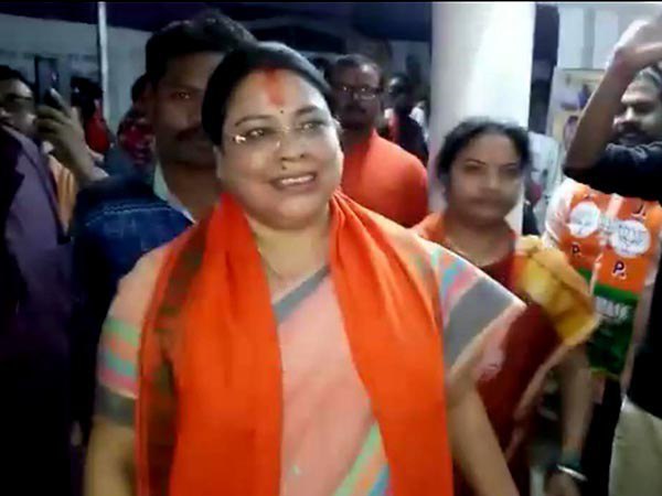 পাশে বিজেপির মন্ত্রী দেবশ্রী