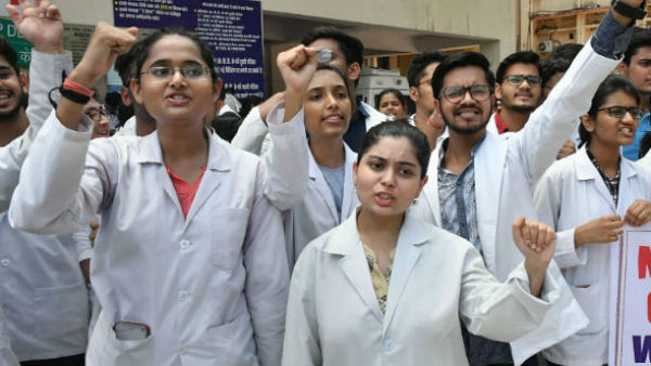 জুনিয়র চিকিৎসকদের বৈঠক! অচলাবস্থা কাটাতে নানা প্রস্তাব, জল্পনা চরমে জুনিয়র চিকিৎসকদের বৈঠক! অচলাবস্থা কাটাতে নানা প্রস্তাব, জল্পনা চরমে