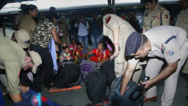 বারবার অমরনাথ যাত্রীদের ওপর হামলা বারবার অমরনাথ যাত্রীদের ওপর হামলা