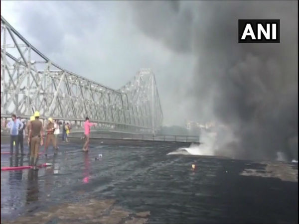 হাওড়া ব্রিজের কাছে বিধ্বংসী আগুন হাওড়া ব্রিজের কাছে বিধ্বংসী আগুন
