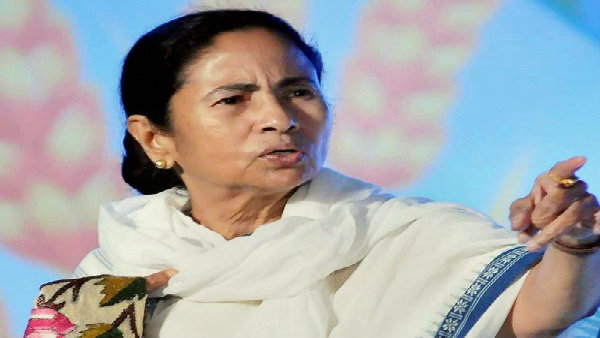 পুলিশের পাশে মুখ্যমন্ত্রী পুলিশের পাশে মুখ্যমন্ত্রী