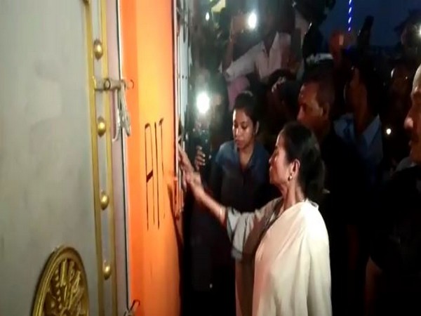  লোকসভা ভোটের ফল বেরনোর পর বিজেপির দখল নেওয়া তৃণমূলের পার্টি অফিসের দেওয়ালে মমতা বন্দ্যোপাধ্যায় নিজেই আঁকলেন প্রতীক। একইসঙ্গে লিখলেন সর্বভারতীয় তৃণমূল কংগ্রেস। ঘটনাটি ঘটে ৩০ মে, বৃহস্পতিবার। সেই সময় না হলেও, পরবর্তী সময়ে সেই ছবি হয়েছে ভাইরাল। তৃণমূলের তরফে দাবি করা হয়েছে, এটা তাদেরই অফিস ছিল। নব নির্বাচিত বিজেপি সাংসদ অর্জুন সিং-এর সমর্থকরা তা দখল করে নেয়। দীনেশ ত্রিবেদীকে হারিয়ে ব্যারাকপুর থেকে জয়ী হয়েছেন অর্জুন সিং। ৩০ মে যেসময় প্রধানমন্ত্রী নরেন্দ্র মোদী প্রধানমন্ত্রী হিসেবে শপথ নিচ্ছিলেন, সেই সময় মমতা বন্দ্যোপাধ্যায় নৈহাটির প্রতিবাদ সভায় যোগ দিয়েছিলেন। এরপরেই মমতা বন্দ্যোপাধ্যায় চলে যান বিজেপির পার্টি অফিসে। সেই অফিস ফের দখল করার পর দেওয়ালে দলের প্রতীক ও নাম লেখার কাজে হাত লাগান মুখ্যমন্ত্রী তথা তৃণমূল নেত্রী। মুখ্যমন্ত্রীর ওইদিনের সফরেই কনভয়কে ঘিরে জয় শ্রীরাম স্লোগান দেওয়া হয়েছিল একাধিক জায়গায়। একাধিক জায়গায় গাড়ি থেকে নেমে পড়েন মমতা। তাঁর অভিযোগ ছিল যারা এইসব করছে তারা সবাই বহিরাগত। এর দুদিন আগে মুকুল রায়ের ছেলে শুভ্রাংশু রায়-সহ একাধিক বিধায়ক বিজেপিতে যোগ দেন। বিজেপিতে যোগ দিয়েছিলেন হালিসহর, নৈহাটি ও কাঁচড়াপাড়ার বহু তৃণমূল কাউন্সিলর। লোকসভা নির্বাচনের ফল বেরনোর পরেই রাজ্যের বিভিন্ন জায়গায় তৃণমূল পার্টি অফিস দখলের অভিযোগ উঠতে শুরু করেছে বিজেপির বিরুদ্ধে। পাশাপাশি অনেক জায়গাতেই সিপিএম তথা বামদলগুলি নিজেদের পার্টি অফিস উদ্ধারও করছে। 