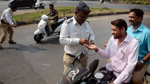 বাইক চালাতে এবার যে নিয়ম মানা আবশ্যক, কেন্দ্রের গাইডলাইন বাইক চালাতে এবার যে নিয়ম মানা আবশ্যক, কেন্দ্রের গাইডলাইন