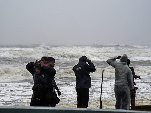 বাড়তি সতর্কতা অবলম্বন বাড়তি সতর্কতা অবলম্বন