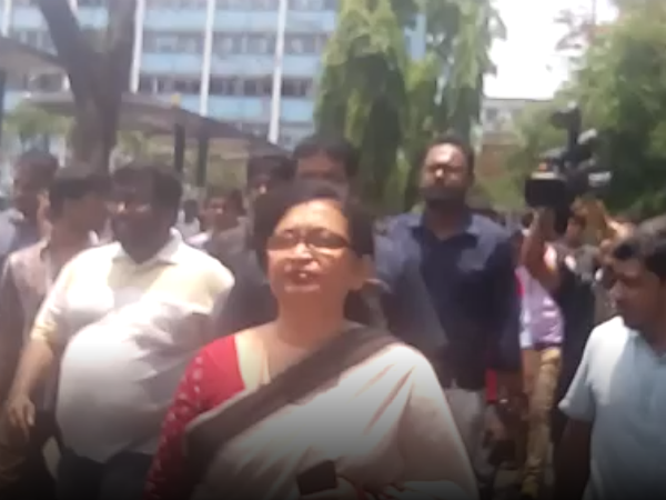 মন্ত্রীদের ঘিরে বিক্ষোভ 