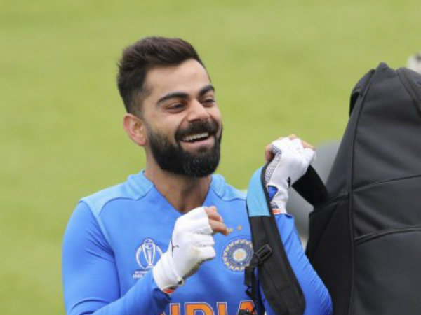 ধোনির হাত ধরেই অধিনায়ক