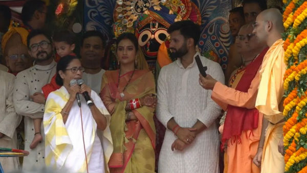 নারকোল ফাটিয়ে পুজো নুসরতের নারকোল ফাটিয়ে পুজো নুসরতের