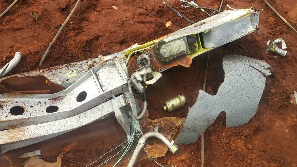 চাষের জমিতে খসে পড়ল তেজস যুদ্ধ বিমানের তেলের ট্যাঙ্ক চাষের জমিতে খসে পড়ল তেজস যুদ্ধ বিমানের তেলের ট্যাঙ্ক