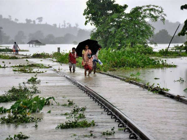  ফুঁসছে পাহাড়ি নদী