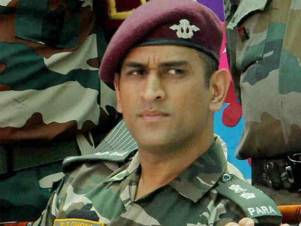 ধোনির অবসর নিয়ে গুঞ্জন ধোনির অবসর নিয়ে গুঞ্জন