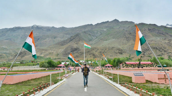 সঞ্জয় কুমারের লক্ষ্য ছিল 'এরিয়া ফ্ল্যাট টপ' সঞ্জয় কুমারের লক্ষ্য ছিল 'এরিয়া ফ্ল্যাট টপ'