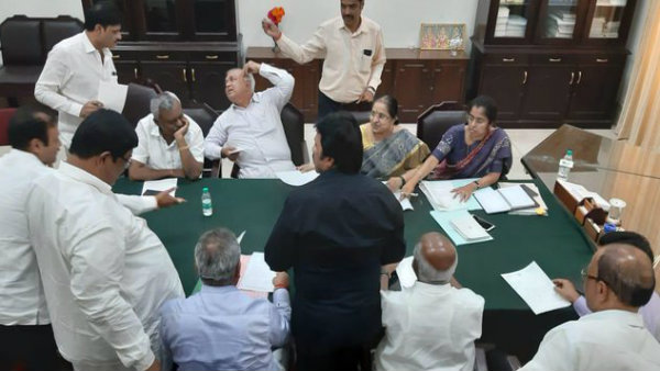 কুমারস্বামীর বিরুদ্ধে জেহাদ ঘোষণা করেছিলেন জোটের ১৫ বিধায়ক