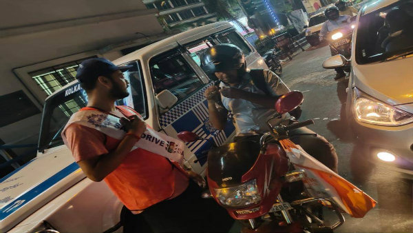 হেলমেট না পরে বাইক চালানোয় গ্রেফতার হেলমেট না পরে বাইক চালানোয় গ্রেফতার