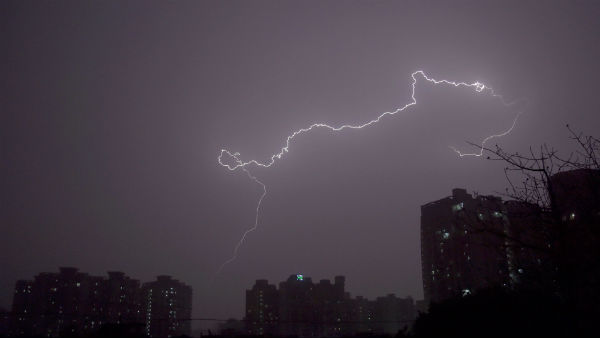 একাধিক জায়গার বজ্রপাত