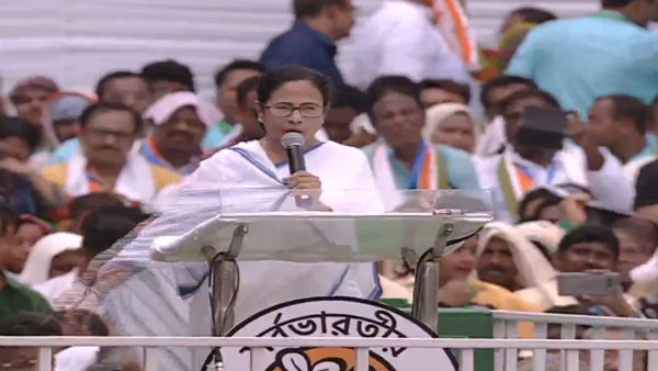 আক্রমণাত্মক হবেন কি মমতা? তাতে লাভ বিজেপিরই