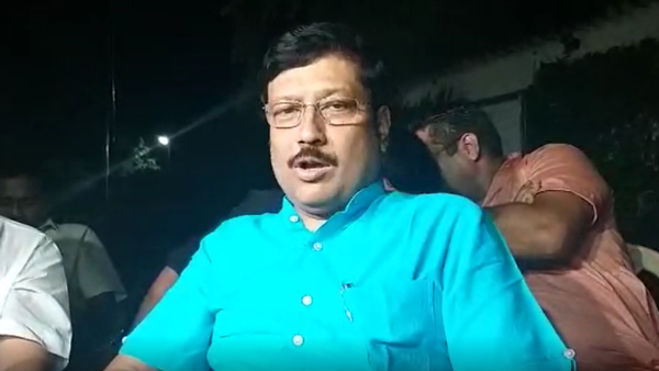 মানা যায় না সব্যসাচীর আচরণ মানা যায় না সব্যসাচীর আচরণ