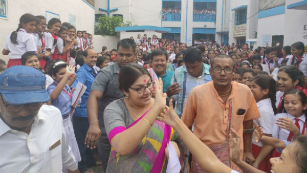 স্কুলের সামনে বাউল শিল্পী 