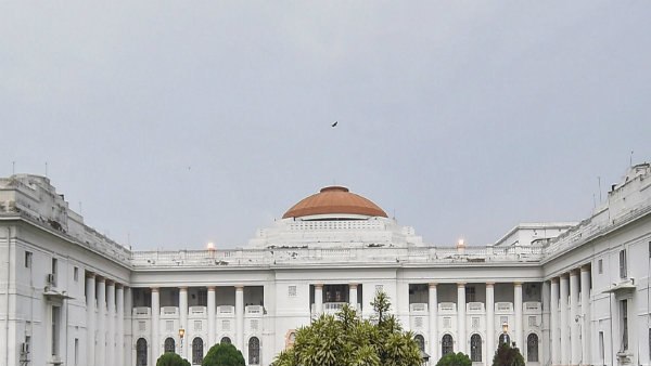 শোকপালনে নীরবতা ভাঙল মোবাইল
