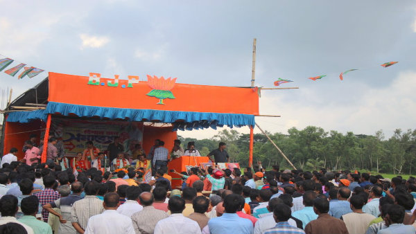 বিজেপির মঞ্চে তৃণমূলের স্লোগান