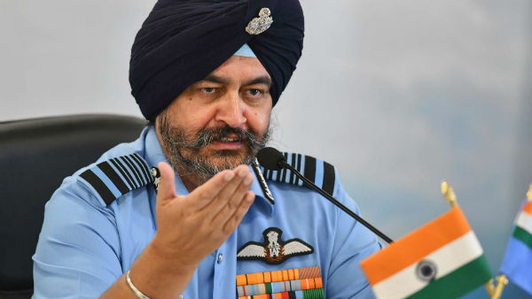 ৪৪ বছরের পুরনো যুদ্ধ বিমান কেন চালাব? রাজনাথের সামনেই প্রশ্ন তুললেন বায়ুসেনা প্রধান ৪৪ বছরের পুরনো যুদ্ধ বিমান কেন চালাব? রাজনাথের সামনেই প্রশ্ন তুললেন বায়ুসেনা প্রধান