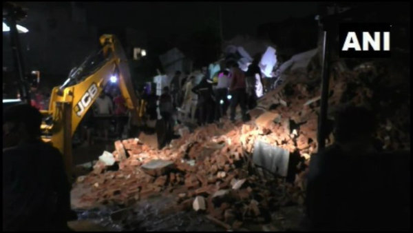 মোদী রাজ্যে সরকারি আবাসন ধসে ভয়াবহ দুর্ঘটনা! ৪ মাসের শিশুসহ মৃত ৪ মোদী রাজ্যে সরকারি আবাসন ধসে ভয়াবহ দুর্ঘটনা! ৪ মাসের শিশুসহ মৃত ৪