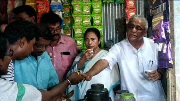মহিলাদের শাড়ি ও শিশুদের চকোলেট বিলি মহিলাদের শাড়ি ও শিশুদের চকোলেট বিলি