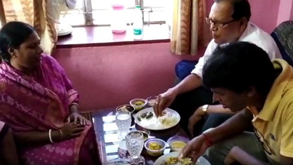 বিজেপি নেতার বাড়িতে সটান হাজির তৃণমূল সাংসদ, ‘দিদিকে বলো’ অভিযানে সারলেন আহার 