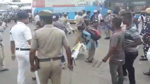 এসএসসি চাকরি প্রার্থীদের সঙ্গে পুলিশের ধস্তাধস্তি, আটক বেশ কয়েকজন এসএসসি চাকরি প্রার্থীদের সঙ্গে পুলিশের ধস্তাধস্তি, আটক বেশ কয়েকজন