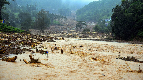 ভাসছে কেরল, ৯টি জেলায় লাল সতর্কতা, মৃত ৪৫ ভাসছে কেরল, ৯টি জেলায় লাল সতর্কতা, মৃত ৪৫