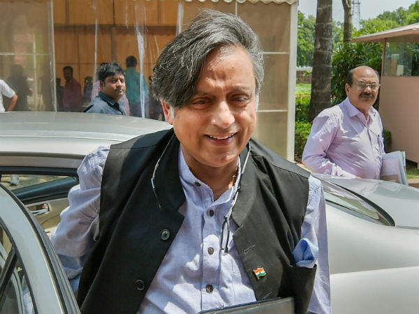 মোদীকে নিয়ে শশী থারুর