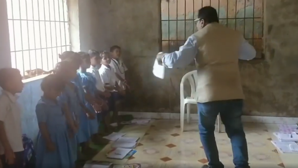 সোশ্যাল মিডিয়ায় ছড়িয়েছে ডান্সিং স্যারের ভিডিও সোশ্যাল মিডিয়ায় ছড়িয়েছে ডান্সিং স্যারের ভিডিও