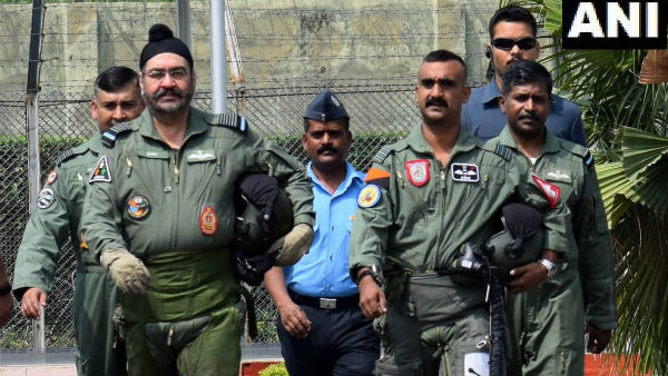 গোঁফের ধরন পাল্টালেও স্টাইল একই রয়েছে! অভিনন্দন বর্তমানকে নিয়ে উচ্ছ্বসিত টুইটার গোঁফের ধরন পাল্টালেও স্টাইল একই রয়েছে! অভিনন্দন বর্তমানকে নিয়ে উচ্ছ্বসিত টুইটার