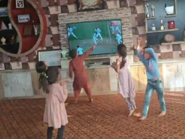 রশিদদের জয়ের পর টিভির সামনে আফগান শিশুদের নাচ, দেখুন সেই ভিডিও রশিদদের জয়ের পর টিভির সামনে আফগান শিশুদের নাচ, দেখুন সেই ভিডিও
