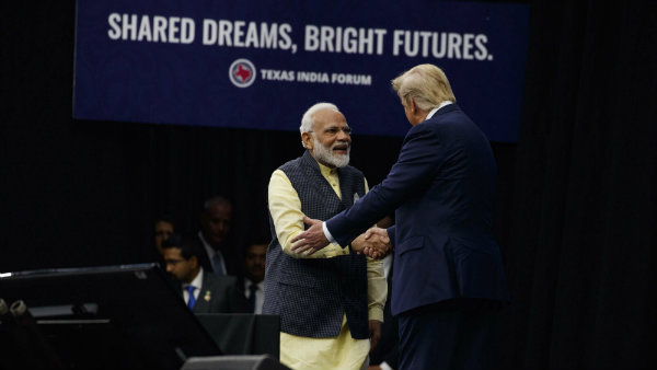 পাকিস্তানকে তুলোধোনা মোদীর