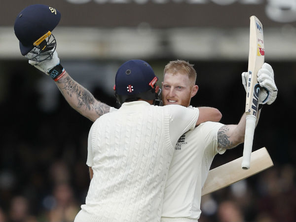 স্টোকসের পরিবারকে টেনে আনল এক দৈনিক স্টোকসের পরিবারকে টেনে আনল এক দৈনিক