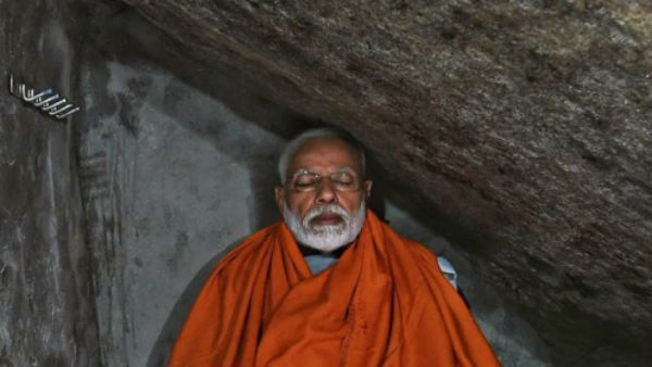 দীর্ঘক্ষণ আরোতি করেন প্রধানমন্ত্রী। দীর্ঘক্ষণ আরোতি করেন প্রধানমন্ত্রী।