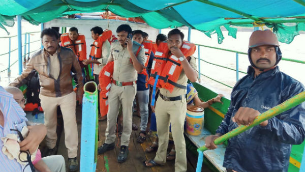 পর্যটক বোঝাই নৌকা উল্টে গেল গোদাবরী নদীতে, মৃত কমপক্ষে ১৩, উদ্ধারে এনডিআরএফ
