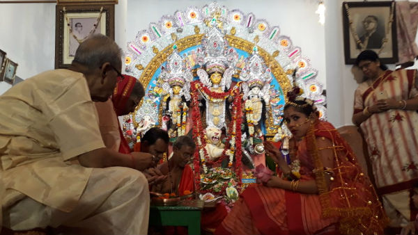 কথিত আছে, এই বাড়িতে মা দুর্গা গয়না পরতে আসেন