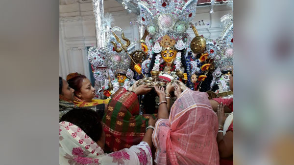 নবপত্রিকাকে বাড়িতেই স্নান করানো হয় নবপত্রিকাকে বাড়িতেই স্নান করানো হয়