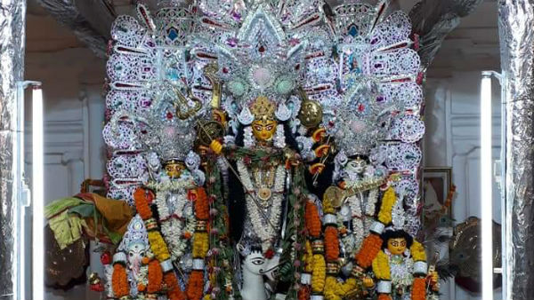 এবাড়ির দুর্গাপুজো মঠচৌরি চালের, জেনে নিন প্রতিমার বৈশিষ্ট্য এবাড়ির দুর্গাপুজো মঠচৌরি চালের, জেনে নিন প্রতিমার বৈশিষ্ট্য